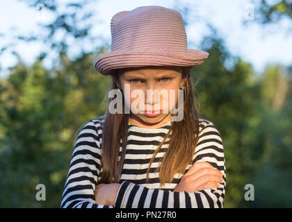 Traurig younf Mädchen. Frustriert Emotion. Groll und Zorn, Trauer und Ärger Konzept Stockfoto