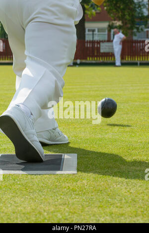 Männer spielen Schalen auf ein Dorf Bowling Green. Stockfoto