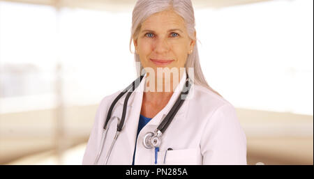 Ein älterer Arzt stellt für ein Portrait in der hostpital Stockfoto