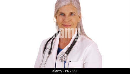 Ein älterer Arzt stellt für ein Portrait in einer leeren Hintergrund Stockfoto