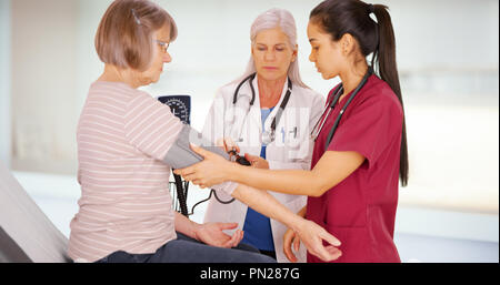 Zwei medizinische Fachleute geben einen Check-up zu Ihrem Stockfoto