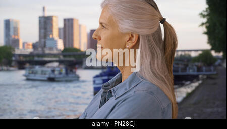 Schöne ältere Frau touristische mit Blick auf die Seine in Paris. Stockfoto