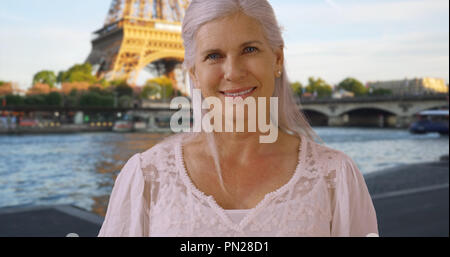 Casual Portrait von niedlichen pensionierte ältere Frau in Paris Kamera lachend Stockfoto