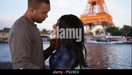 Leidenschaftlich schwarz Männlichen und Weiblichen zeigen Liebe für einander in der Nähe von Eiffelturm Stockfoto