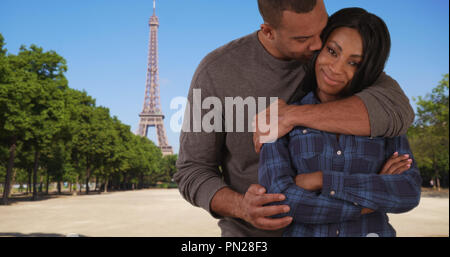 Ziemlich afrikanische Frauen stehen in der Nähe von Eiffelturm verbunden von liebevollen Freund Stockfoto