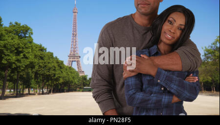 Ziemlich afrikanische Frauen stehen in der Nähe von Eiffelturm verbunden von liebevollen Freund Stockfoto