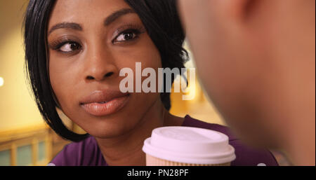 Über die Schulter geschossen von schwarz Paar im Cafe sitzen sprechen Stockfoto