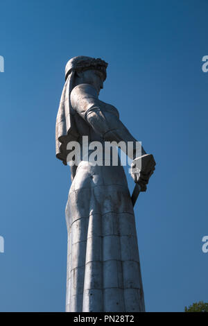 Auf der Suche nach Aluminium Statue der Mutter Georgia, die über die Stadt Tiflis, Georgien aussieht. Stockfoto