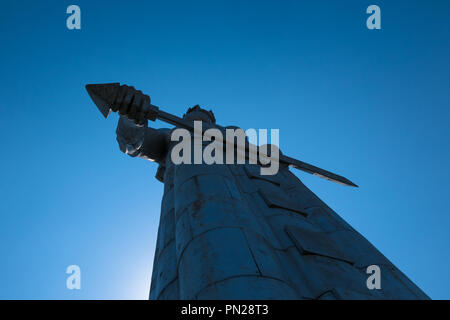 Auf der Suche nach Aluminium Statue der Mutter Georgia, die über die Stadt Tiflis, Georgien aussieht. Stockfoto