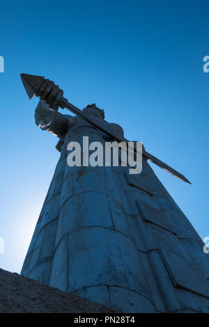 Auf der Suche nach Aluminium Statue der Mutter Georgia, die über die Stadt Tiflis, Georgien aussieht. Stockfoto