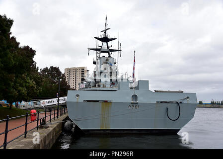 Tall Ship Lord Nelson Schlafplätze neben HMS Tyne an der Cardiff Bay, South Wales, Großbritannien, 19. September. HMS Tyne ist ein Royal Navy patrol Schiff Stockfoto