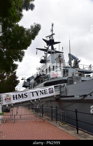 Tall Ship Lord Nelson Schlafplätze neben HMS Tyne an der Cardiff Bay, South Wales, Großbritannien, 19. September. HMS Tyne ist ein Royal Navy patrol Schiff Stockfoto