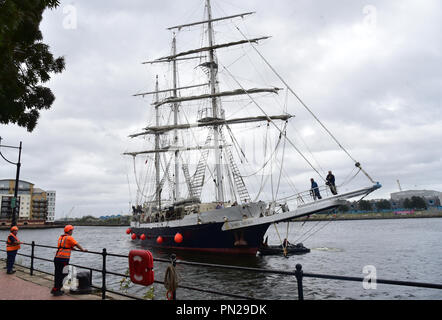 Tall Ship Lord Nelson Schlafplätze neben HMS Tyne an der Cardiff Bay, South Wales, Großbritannien, 19. September. HMS Tyne ist ein Royal Navy patrol Schiff Stockfoto