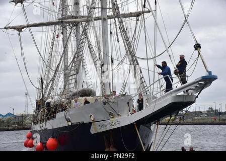 Tall Ship Lord Nelson Schlafplätze neben HMS Tyne an der Cardiff Bay, South Wales, Großbritannien, 19. September. HMS Tyne ist ein Royal Navy patrol Schiff Stockfoto