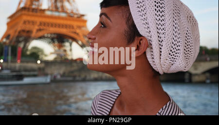 Glückliche junge afrikanische Frau in Paris in der Nähe von Eiffelturm in gute Zeit Stockfoto