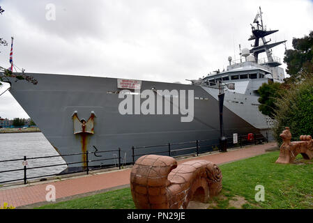 Tall Ship Lord Nelson Schlafplätze neben HMS Tyne an der Cardiff Bay, South Wales, Großbritannien, 19. September. HMS Tyne ist ein Royal Navy patrol Schiff Stockfoto