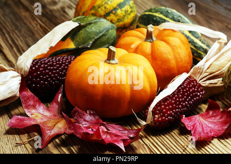 Vielfältiges Sortiment der Kürbisse auf einem hölzernen Hintergrund. Herbst Ernte. Stockfoto