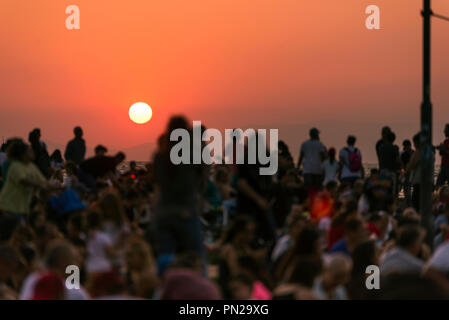 Izmir, Türkei - September 9, 2018. Sonnenuntergang und gedrängten Menschen in Izmir und am Abend. Leute trafen für den Tag der Unabhängigkeit von Izmir. Stockfoto