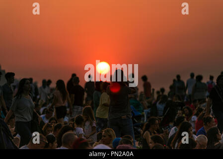 Izmir, Türkei - September 9, 2018. Sonnenuntergang und gedrängten Menschen in Izmir und am Abend. Leute trafen für den Tag der Unabhängigkeit von Izmir. Stockfoto