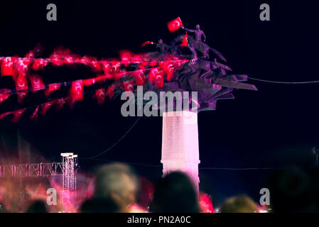 Izmir, Türkei - September 9, 2018. Republikanische Baum mit Fahnen und Menschen. Für die Feier der Tag der Unabhängigkeit von Izmir. Die Skulptur Künstler Stockfoto