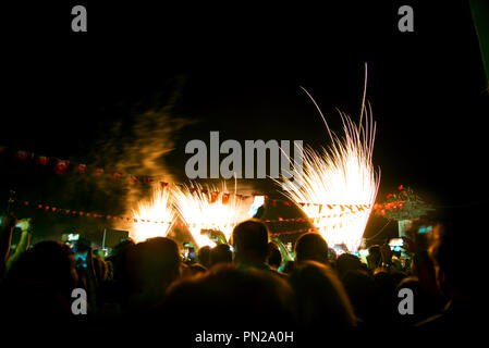 Izmir, Türkei - September 9, 2018. Republikanische Baum mit Fahnen, Leute und Feuerwerk. Für die Feier der Tag der Unabhängigkeit von Izmir. Das sculpt Stockfoto