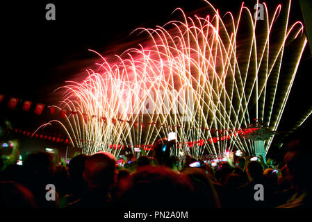 Izmir, Türkei - September 9, 2018. Republikanische Baum mit Fahnen, Leute und Feuerwerk. Für die Feier der Tag der Unabhängigkeit von Izmir. Das sculpt Stockfoto