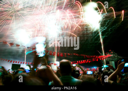 Izmir, Türkei - September 9, 2018. Republikanische Baum mit Fahnen, Leute und Feuerwerk. Für die Feier der Tag der Unabhängigkeit von Izmir. Das sculpt Stockfoto