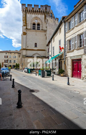 VILLENEUVE-LEZ-AVIGNON, Frankreich - 11 AUGUST 2017: Stiftskirche Notre-Dame von Villeneuve-lez-Avignon Stockfoto