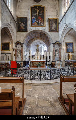 VILLENEUVE-LEZ-AVIGNON, Frankreich - 11. AUGUST 2017: das Innere der Stiftskirche Notre-Dame von Villeneuve-lez-Avignon Stockfoto