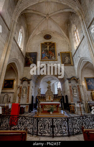 VILLENEUVE-LEZ-AVIGNON, Frankreich - 11. AUGUST 2017: das Innere der Stiftskirche Notre-Dame von Villeneuve-lez-Avignon Stockfoto