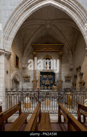 VILLENEUVE-LEZ-AVIGNON, Frankreich - 11. AUGUST 2017: das Innere der Stiftskirche Notre-Dame von Villeneuve-lez-Avignon Stockfoto