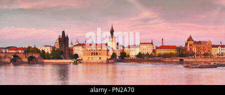 Prag, Panoramic Image der Flußufer am Sonnenuntergang. Die Karlsbrücke, Novotnevo Lavka und historischen Gebäude der Innenstadt sind das Baden in warmen sogar Stockfoto