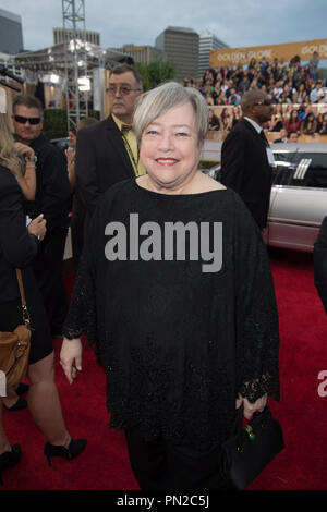 Für BESTE LEISTUNG DURCH EINE SCHAUSPIELERIN IN EINER NEBENROLLE IN EINER SERIE, MINISERIE ODER MOTION PICTURE MADE FOR TELEVISION für ihre Rolle in "AMERICAN HORROR STORY: FREAK SHOW", die schauspielerin Kathy Bates besucht die 72. jährliche Golden Globes Awards im Beverly Hilton in Beverly Hills, CA am Sonntag, 11. Januar 2015 nominiert. Datei Referenz # 32536 391 GFS nur für redaktionelle Verwendung - Alle Rechte vorbehalten Stockfoto