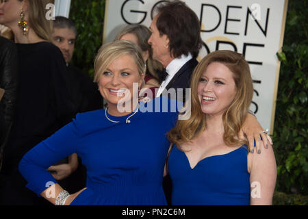 Amy Poehler (links) und Natasha Lyonne nehmen an der 72. jährlichen Golden Globes Awards im Beverly Hilton in Beverly Hills, CA am Sonntag, 11. Januar 2015. Datei Referenz # 32536 411 GFS nur für redaktionelle Verwendung - Alle Rechte vorbehalten Stockfoto