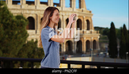 Lächelnde Frau Tourist, Bild auf Urlaub in Rom Stockfoto