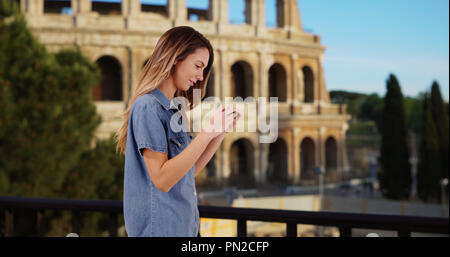 Lächelnde Frau Tourist, Bild auf Urlaub in Rom Stockfoto