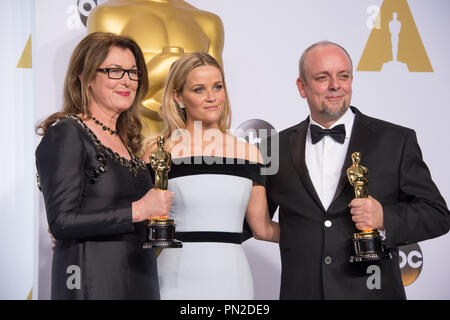 Frances Hannon und Mark Coulier pose backstage Presenter Reese Witherspoon (Mitte) und der Oscar® für die Errungenschaft in der Verfassung, für die Arbeit an "The Grand Hotel Budapest" während der Live ABC Telecast der 87 Oscars® auf der Dolby® Theater in Hollywood, CA am Sonntag, den 22. Februar, 2015. Datei Referenz # 32570 011 THA nur für redaktionelle Verwendung - Alle Rechte vorbehalten Stockfoto