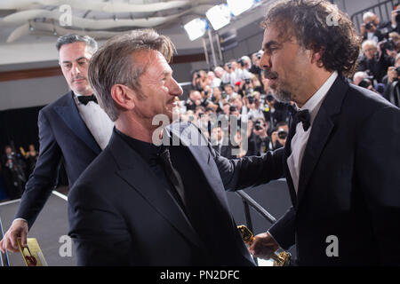 Sean Penn gratuliert Alejandro G. Iñárritu backstage für den Oscar® für den Besten Film des Jahres zu gewinnen, für die Arbeit an "Birdman oder (das Unerwartete aufgrund der Unwissenheit)" Während der live ABC Telecast der 87 Oscars® auf der Dolby® Theater in Hollywood, CA am Sonntag, den 22. Februar, 2015. Datei Referenz # 32570 032 THA nur für redaktionelle Verwendung - Alle Rechte vorbehalten Stockfoto