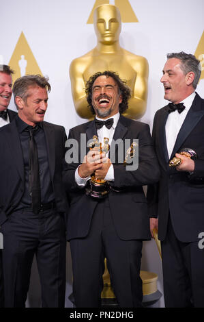 James W. Skotchdopole, Moderator, Sean Penn, Alejandro G. Iñárritu und John lesher Pose backstage mit den Oscar® für den Besten Film des Jahres an, das für die Arbeit an "Birdman oder (das Unerwartete aufgrund der Unwissenheit)" Während der live ABC Telecast der 87 Oscars® auf der Dolby® Theater in Hollywood, CA am Sonntag, den 22. Februar, 2015. Datei Referenz # 32570 066 THA nur für redaktionelle Verwendung - Alle Rechte vorbehalten Stockfoto