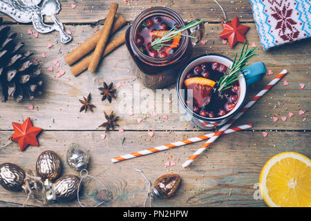 Weihnachten Getränk (im Winter warme Getränke). Glühwein, Punsch und Gewürze für glintwine auf vintage Holztisch Hintergrund der Ansicht von oben. Platz kopieren Stockfoto