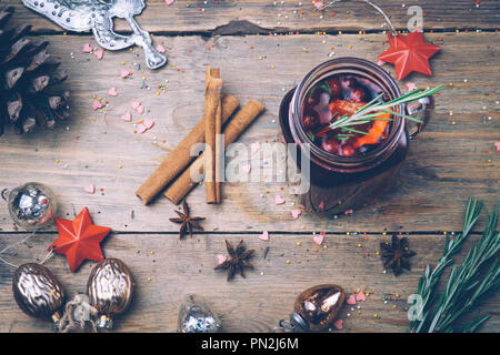 Weihnachten Getränk (im Winter warme Getränke). Glühwein, Punsch und Gewürze für glintwine auf vintage Holztisch Hintergrund der Ansicht von oben. Platz kopieren Stockfoto
