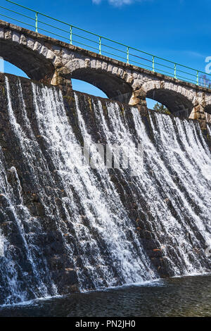 Der Damm und Wasserfall auf dem Fluss Lomnitz in Karpacz Stockfoto