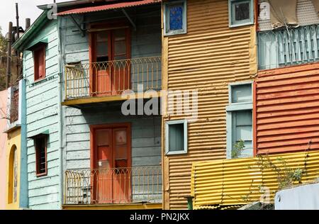 El Caminito: Kleine bunte Häuser in La Boca, einem Stadtteil von Buenos Aires in Argentinien Stockfoto
