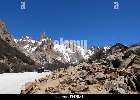 Refugio Frey an der Laguna Tonchek mit Cerro Catedral. Refugium Frey im Cathedral Mountain in der Nähe von Bariloche in Patagonien Argentinien Stockfoto