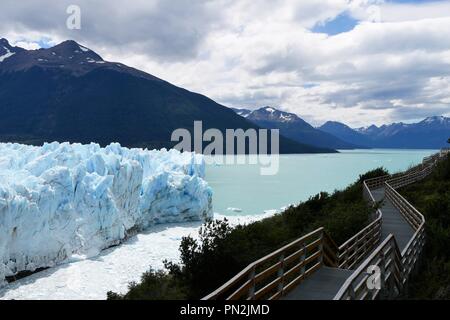 Der Gletscher Perito Moreno mit leeren Fußgängerbrücke in El Calafate, Argentinien, Patagonien Stockfoto