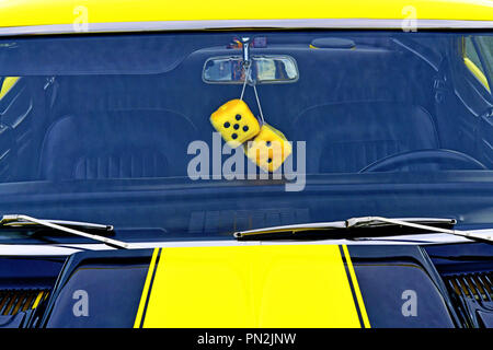 Whitley Bay Motor Show vintage Gelb und Schwarz Motor mit Lucky Dice Stockfoto