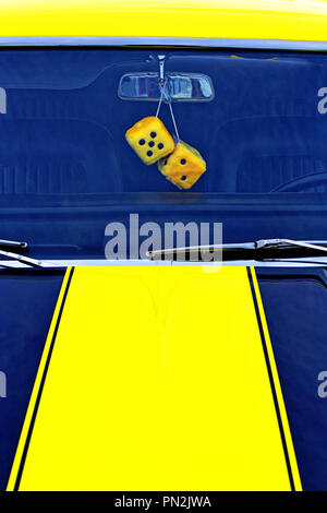 Whitley Bay Motor Show vintage Gelb und Schwarz Motor mit Lucky Dice Stockfoto