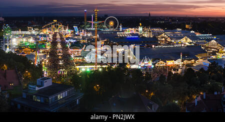 Luftaufnahme von Oktoberfest 2011 von oben bei Sonnenuntergang Stockfoto