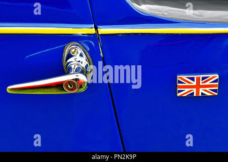 Whitley Bay Motor Show vintage Blau und Gelb Verkleidung Tür mit union flag Abzeichen Stockfoto