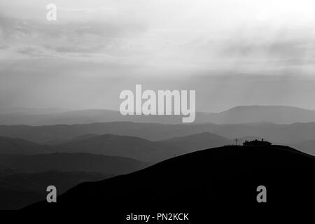 Blick auf Serrasanta Hermitage (Umbrien, Italien) auf einem Berg, mit verschiedenen anderen Berge Schichten im Hintergrund Stockfoto